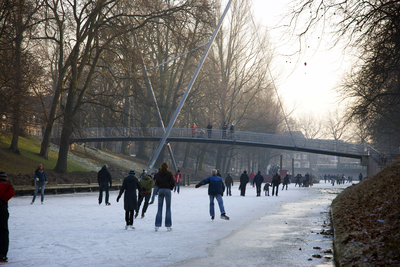 900007 Afbeelding van schaatsers op de bevroren Stadsbuitengracht te Utrecht, ter hoogte van de St. Martinusbrug.